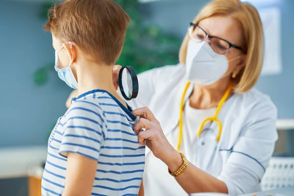Kinderarzt untersucht kleine Kinder in Klinik — Stockfoto