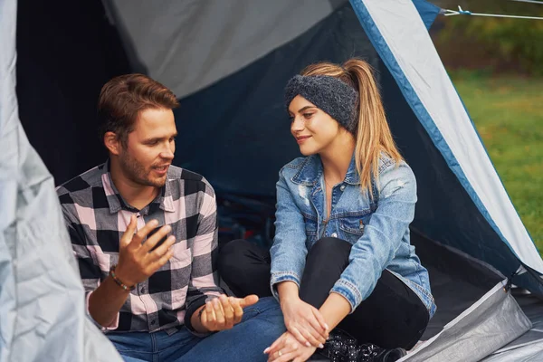 Giovane bella coppia divertirsi in campeggio — Foto Stock