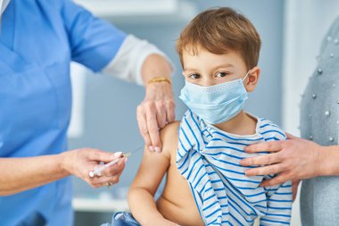 Hastanede aşılama sırasında küçük çocuklar