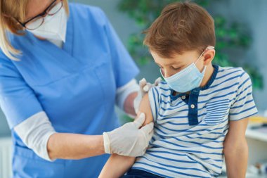 Hastanede aşılama sırasında küçük çocuklar