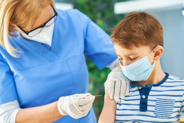 Hastanede aşılama sırasında küçük çocuklar