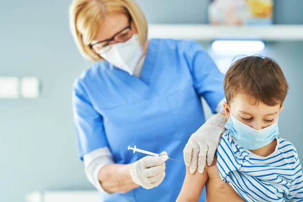 Молодые дети во время вакцинации в больнице — стоковое фото