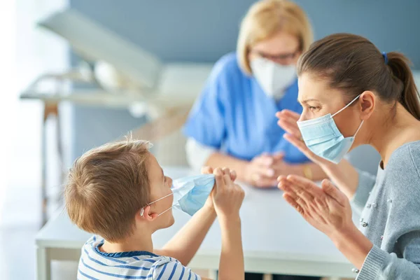 Mutter mit nervösem Sohn in Kinderpsychologe-Maske — Stockfoto