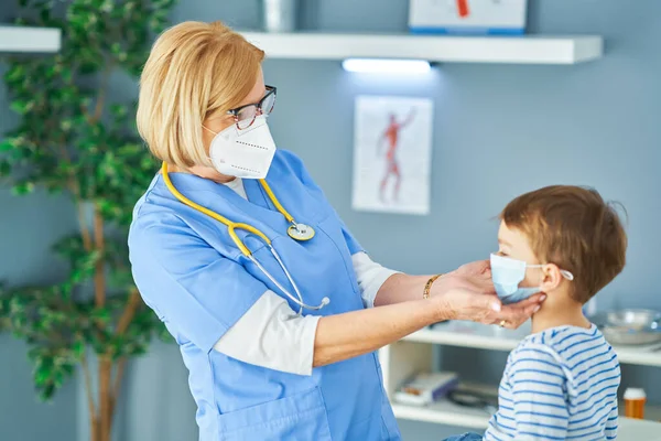Gyermekorvos kisgyerekeket vizsgál a klinikán. — Stock Fotó