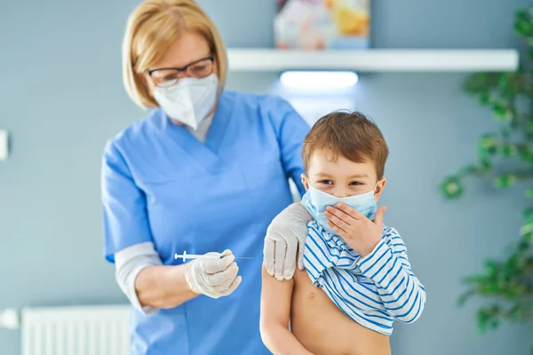 Jeunes enfants pendant la vaccination à l'hôpital — Photo