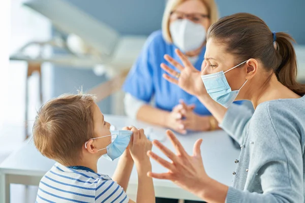 Mutter mit nervösem Sohn in Kinderpsychologe-Maske — Stockfoto