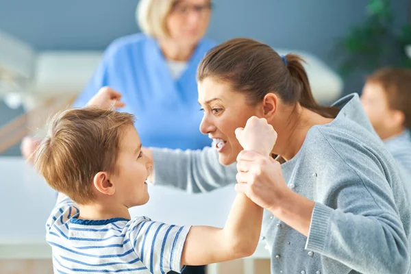 Mère avec fils nerveux dans psychologue enfant — Photo