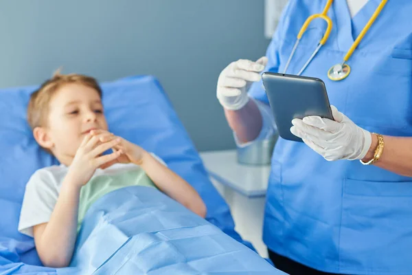 Erwachsene Frau und junge Patientin im Krankenhausbett — Stockfoto