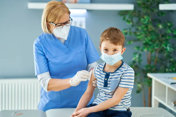 Jonge kinderen tijdens vaccinatie in het ziekenhuis — Stockfoto