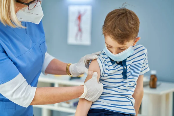 Young kids during vaccination in hospital — Stock Photo, Image