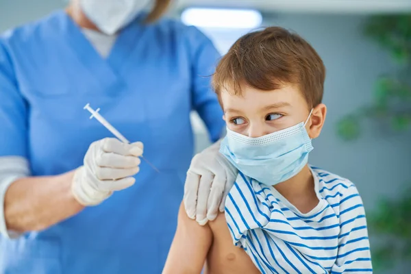 Young kids during vaccination in hospital — Stock Photo, Image