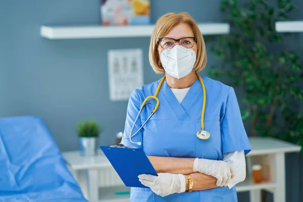 Porträt einer erwachsenen Ärztin mit Maske — Stockfoto