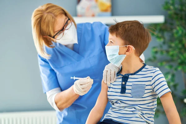 Jeunes enfants pendant la vaccination à l'hôpital — Photo