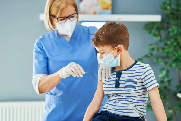 Jonge kinderen tijdens vaccinatie in het ziekenhuis — Stockfoto