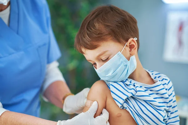 Jeunes enfants pendant la vaccination à l'hôpital — Photo