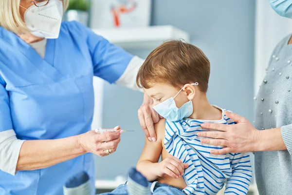 Young kids during vaccination in hospital — Stock Photo, Image