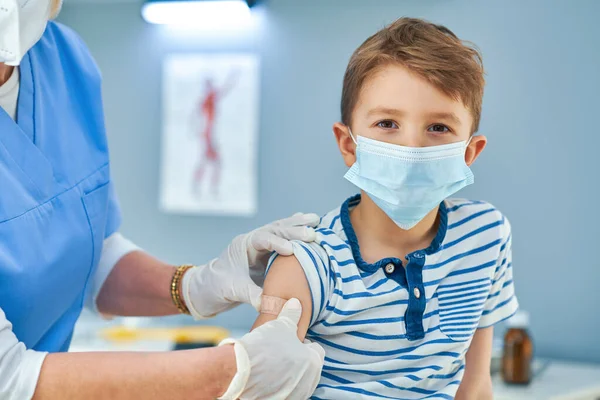 Niños pequeños durante la vacunación en el hospital — Foto de Stock