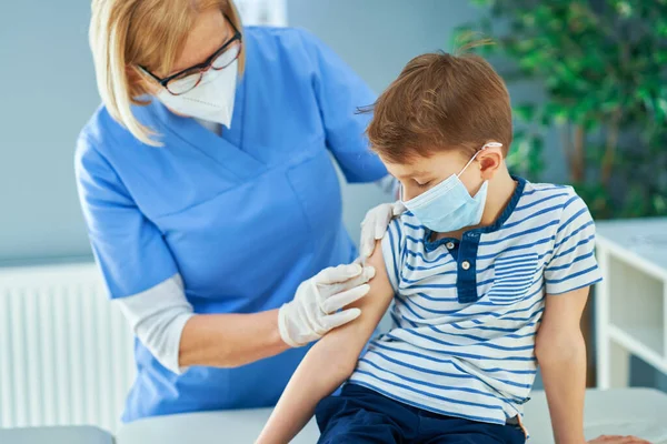 Jeunes enfants pendant la vaccination à l'hôpital — Photo