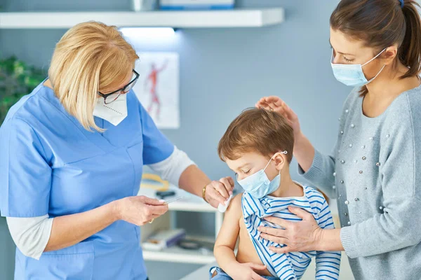 Niños pequeños durante la vacunación en el hospital — Foto de Stock