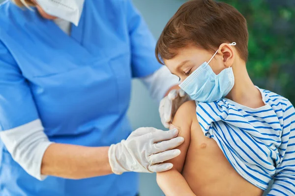 Jeunes enfants pendant la vaccination à l'hôpital — Photo