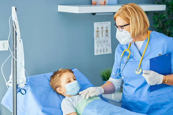 Erwachsene Frau und junge Patientin im Krankenhausbett — Stockfoto