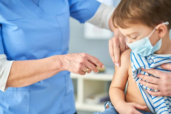 Jonge kinderen tijdens vaccinatie in het ziekenhuis — Stockfoto