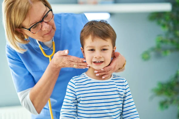 Gyermekorvos kisgyerekeket vizsgál a klinikán. — Stock Fotó