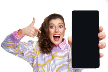 İzole edilmiş arka planda güzel bir genç kadının stüdyo fotoğrafları.