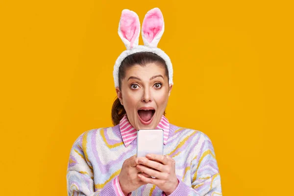 Studio shots of woman over yellow background easter style — Stock Photo, Image