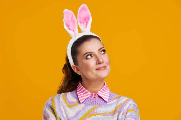 Imágenes de estudio de la mujer sobre fondo amarillo estilo pascua —  Fotos de Stock