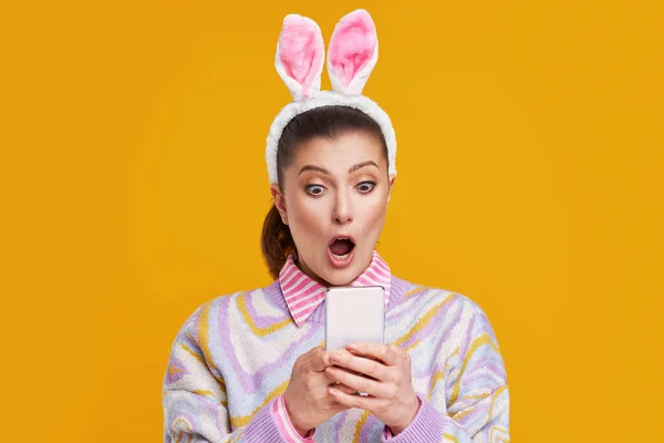 Studio scatti di donna su sfondo giallo stile pasqua — Foto Stock