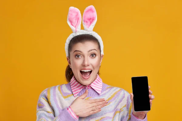 Studio shots of woman over yellow background easter style — Stock Photo, Image