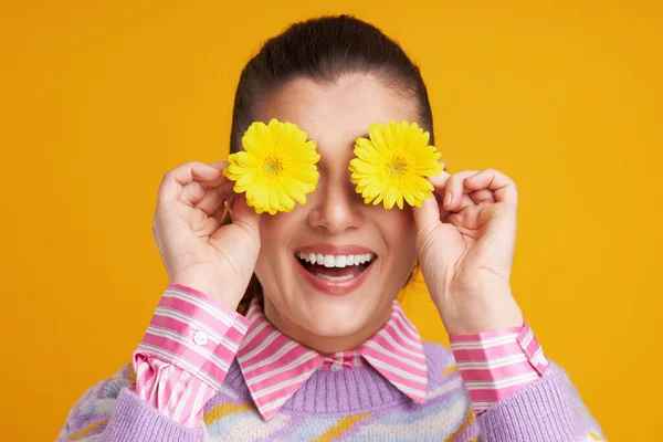 Studyjne zdjęcia kobiety na żółtym tle Wielkanoc stylu — Zdjęcie stockowe