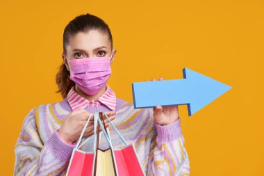 Sarı arkaplan üzerindeki kadının stüdyo fotoğrafları. Paskalya tarzı.