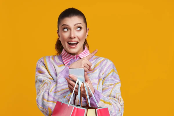 Imágenes de estudio de la mujer sobre fondo amarillo estilo pascua — Foto de Stock