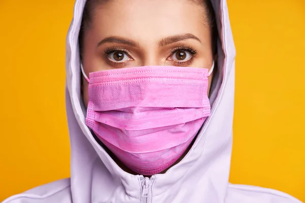 Joven mujer agradable aislado sobre fondo amarillo —  Fotos de Stock