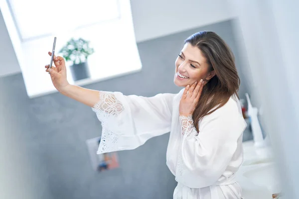 Young nice brunette woman in the bathroom — Stock Photo, Image