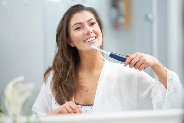 Jong mooi brunette vrouw in de badkamer — Stockfoto