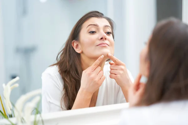 Jong mooi brunette vrouw in de badkamer — Stockfoto