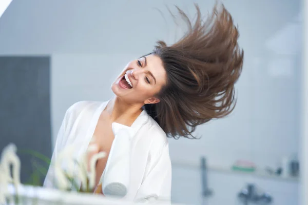 Jovem mulher morena agradável no banheiro haircare — Fotografia de Stock