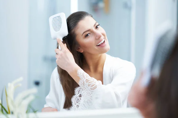 Giovane bella donna bruna in bagno cura dei capelli — Foto Stock