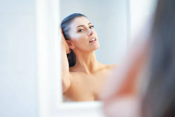Young nice brunette woman in the bathroom — Stock Photo, Image