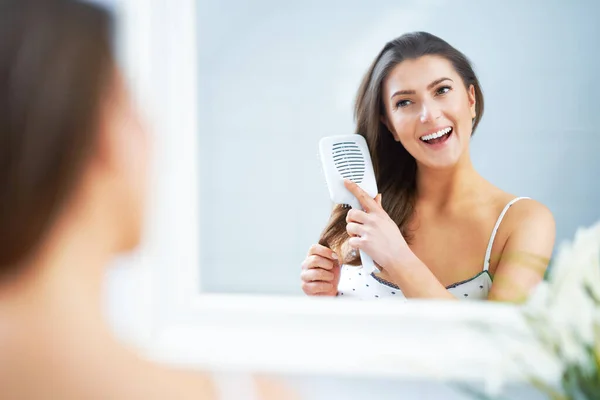 Junge schöne brünette Frau im Badezimmer — Stockfoto