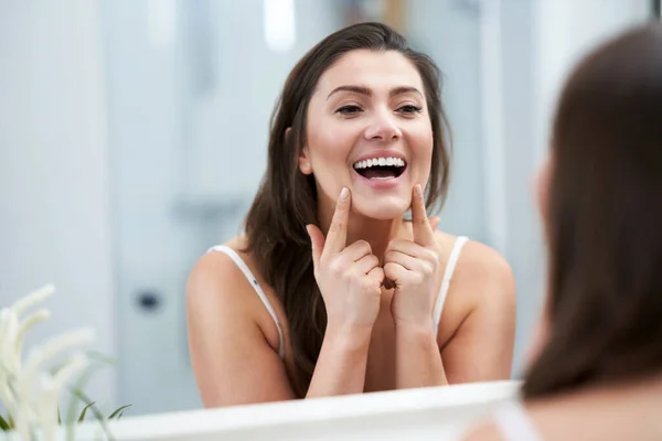 Jong mooi brunette vrouw in de badkamer — Stockfoto