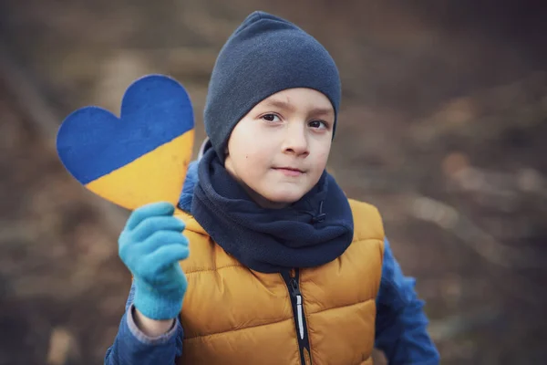 Imagen de un niño con mucho amor y mensaje pacífico sosteniendo el corazón — Foto de Stock