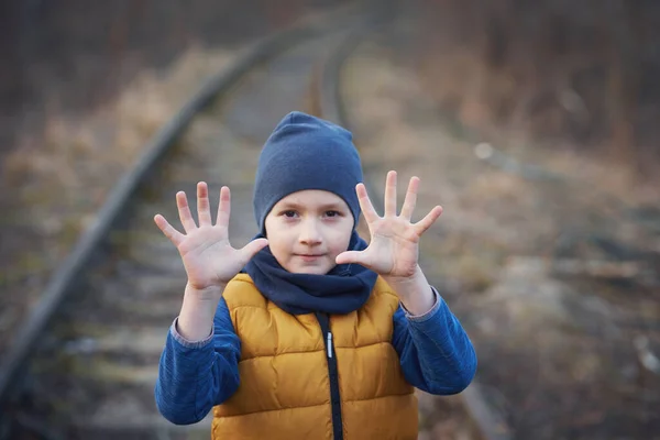 Imagen de un niño con mucho amor y mensaje pacífico — Foto de Stock