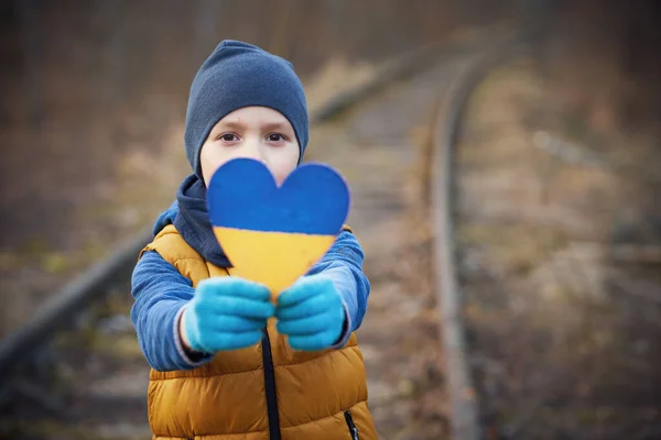 Imagem de uma criança com muito amor e mensagem pacífica segurando o coração — Fotografia de Stock