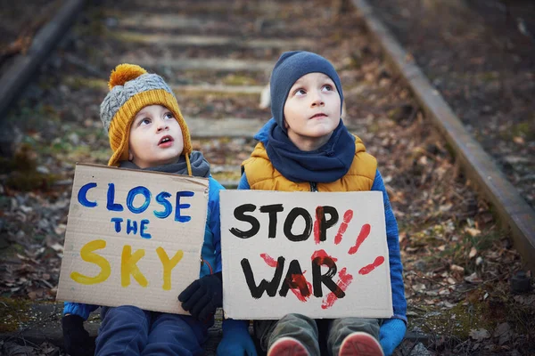 Imagen de un niño con mucho amor y mensaje pacífico cerrar cielo —  Fotos de Stock