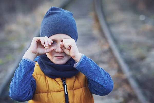 愛と平和のメッセージがたくさんある子供の写真泣き — ストック写真