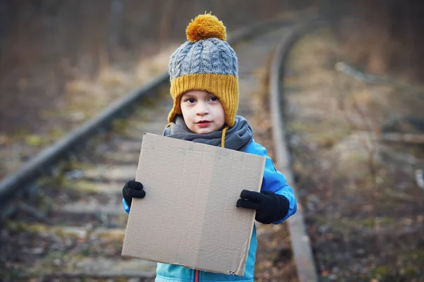 Photo d'un enfant avec beaucoup d'amour et un message paisible — Photo